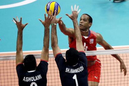El cubano Javier Jiménez en el juego de voleibol contra Irán.