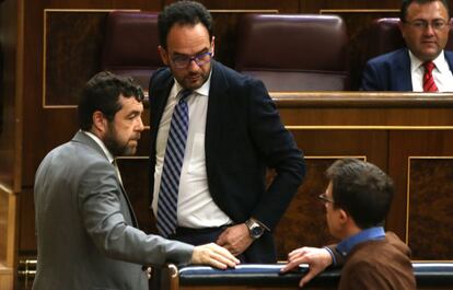 Desde la izquierda, los diputados Miguel Gutiérrez, Antonio Hernando e Íñigo Errejón en el Congreso.