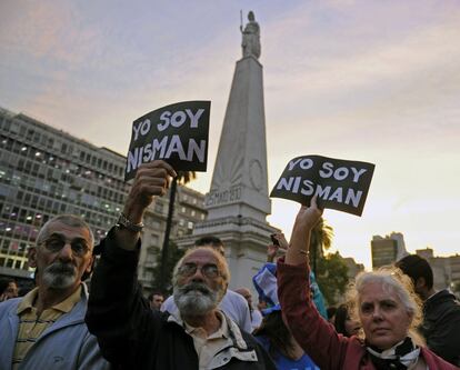 En la capital, miles de personas se concentraron en la emblemática Plaza de Mayo, con pancartas y carteles con consignas como "Yo soy Nisman", "Justicia por Nisman" o "Todos somos Nisman", y frente a la residencia presidencial de Olivos, en las afueras de la ciudad.