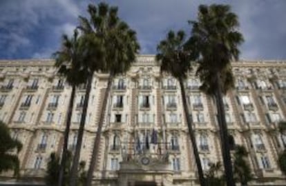 El bonito edificio del Hotel Cartlon en el famoso bulevar de la Croisette.