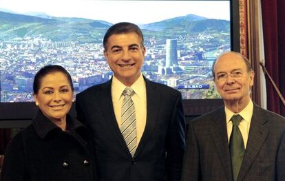 Areso (derecha), junto al alcalde electo de Puebla, Antonio Gali Fayad, y su esposa, Alma López, durante su visita a la capital vizcaína.