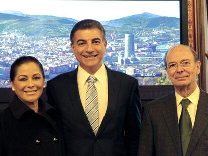 Areso (derecha), junto al alcalde electo de Puebla, Antonio Gali Fayad, y su esposa, Alma López, durante su visita a la capital vizcaína.