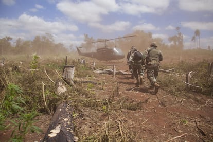 Un comando de la Secretaría Antidrogas de Paraguay (Senad) regresa a su helicóptero tras destruir una plantación de marihuana en Alto Paraná, cerca de la frontera con Brasil, en 2014. En todos los países de América del Sur se produce cannabis ilegalmente, pero ninguno lo hace como Paraguay. Su producción llega a casi todos los países de la región.