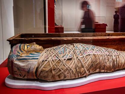 Una de las seis momias expuestas en el CaixaForum de Madrid. 