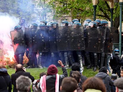 Enfrentamiento entre polic&iacute;as y manifestantes, este s&aacute;bado en Par&iacute;s.