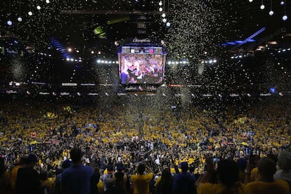 Los Golden State Warriors celebran su victoria en la final de la NBA por 129-120 frente a los Cleveland Cavaliers.
