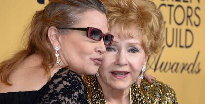 Carrie Fisher e sua mãe Debbie Reynolds, em janeiro do passado ano.