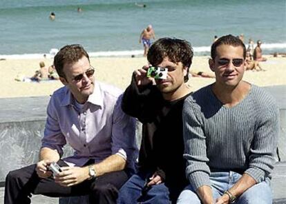 El director Tom McCarthy (a la izquierda) junto a los actores Peter Dinklage y Bobby Cannavale, tras la proyección de <i>The Station Agent</i>.