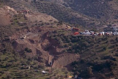 La primera opción para llegar a Julen fue realizar una galería horizontal con una tuneladora el 17 de enero, pero la inestabilidad del terreno lo desaconsejó. Después se plantearon dos prospecciones verticales, que finalmente se convirtieron en una. Para todo ello se han movido 40.000 toneladas de tierra, cambiando totalmente la orografía del Cerro de la Corona. En la foto, los operarios trabajan con maquinaria pesada en la zona junto al pozo. Se puede observar todo el movimiento de tierra efectuado.