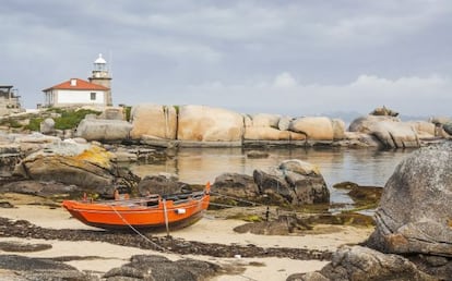 Dorna varada junto al faro de Punta Cabalo, al norte de A Illa de Arousa.