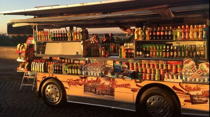 Roma. Puesto de bebidas y comida en Gianicolo, cerca del Vaticano. 
