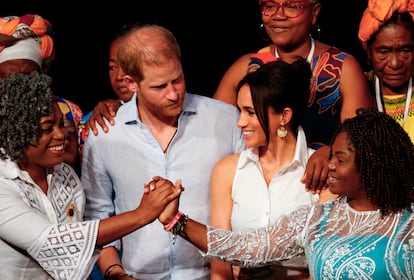 Los duques de Sussex, el príncipe Harry y Meghan, acompañados de la vicepresidenta de Colombia, Francia Márquez, en el Foro Mujeres Afro y Poder, este domingo en Cali (Colombia).