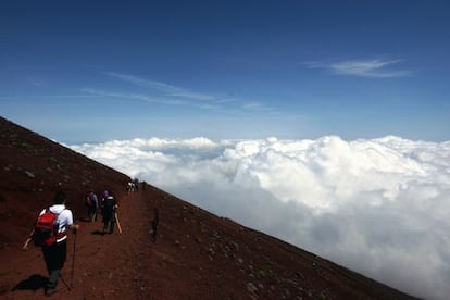 El monte Fuji quita el hipo también desde la distancia. De cerca, el cono perfectamente simétrico del pico más alto de Japón deja patidifuso. ¿El amanecer desde la cima? Magia pura. Fuji-san es la atracción más venerada y atemporal de Japón. Cientos de miles de personas la suben cada año, perpetuando una tradición centenaria de ascensión peregrina hasta este volcán sagrado. Aquellos que prefieran vistas de postal desde los picos menos sobrecogedores de las inmediaciones, pueden seguir los pasos de los pintores y poetas más célebres de Japón.