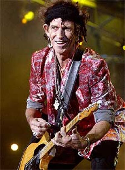 La otra cara de los Rolling, el guitarrista Keith Richards, irrumpió en el escenario con <i>Brown Sugar</i>, su entrada marcó el inicio del concierto con una de las canciones míticas del grupo, cuya letra oscura y ambigua ha sido interpretada de distintas formas.