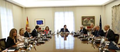 Parte del Gobierno, presidido por Mariano Rajoy, durante el primer consejo de ministros de Rafael Catal&aacute;, celebrado en septiembre de 2014.