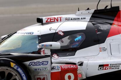 Fernando Alonso conduciendo su Toyota TS050 en las 24 Horas de Le Mans (Francia). 