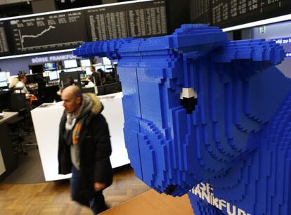 Un toro hecho con piezas de Lego, en la Bolsa de Fráncfort.