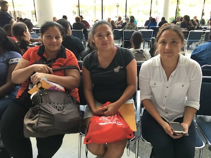 De izquierda a derecha, Ailyn Alvarado, Suri Abarca y Natalie Godínez, en el Centro de Convenciones de Houston, antes de pedir ayuda federal.