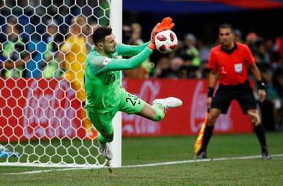 El croata Danijel Subasic detiene uno de los penaltis de la tanda.