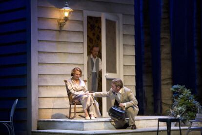 Gloria Muñoz, Carlos Hipólito y Nicolás Vega (de izquierda a derecha), en una escena de <i>Todos eran mis hijos</i>, de Arthur Miller, dirigida por Claudio Tolcachir.