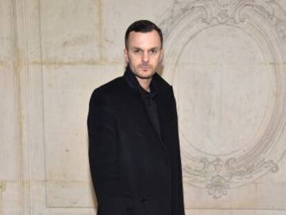 Kris Van Assche, fotografiado en 2017 como asistente a un desfile de Christian Dior Couture en París.