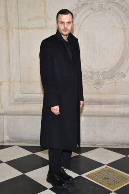 Kris Van Assche, fotografiado en 2017 como asistente a un desfile de Christian Dior Couture en París.