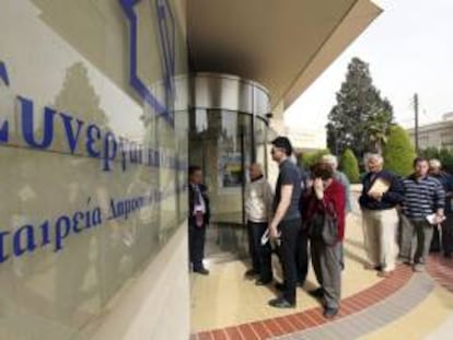 Varias personas esperan ante las oficinas del banco COOP en Nicosia (Chipre). EFE/Archivo