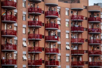 Vecinos aplaudiendo a los médicos italianos en Roma.