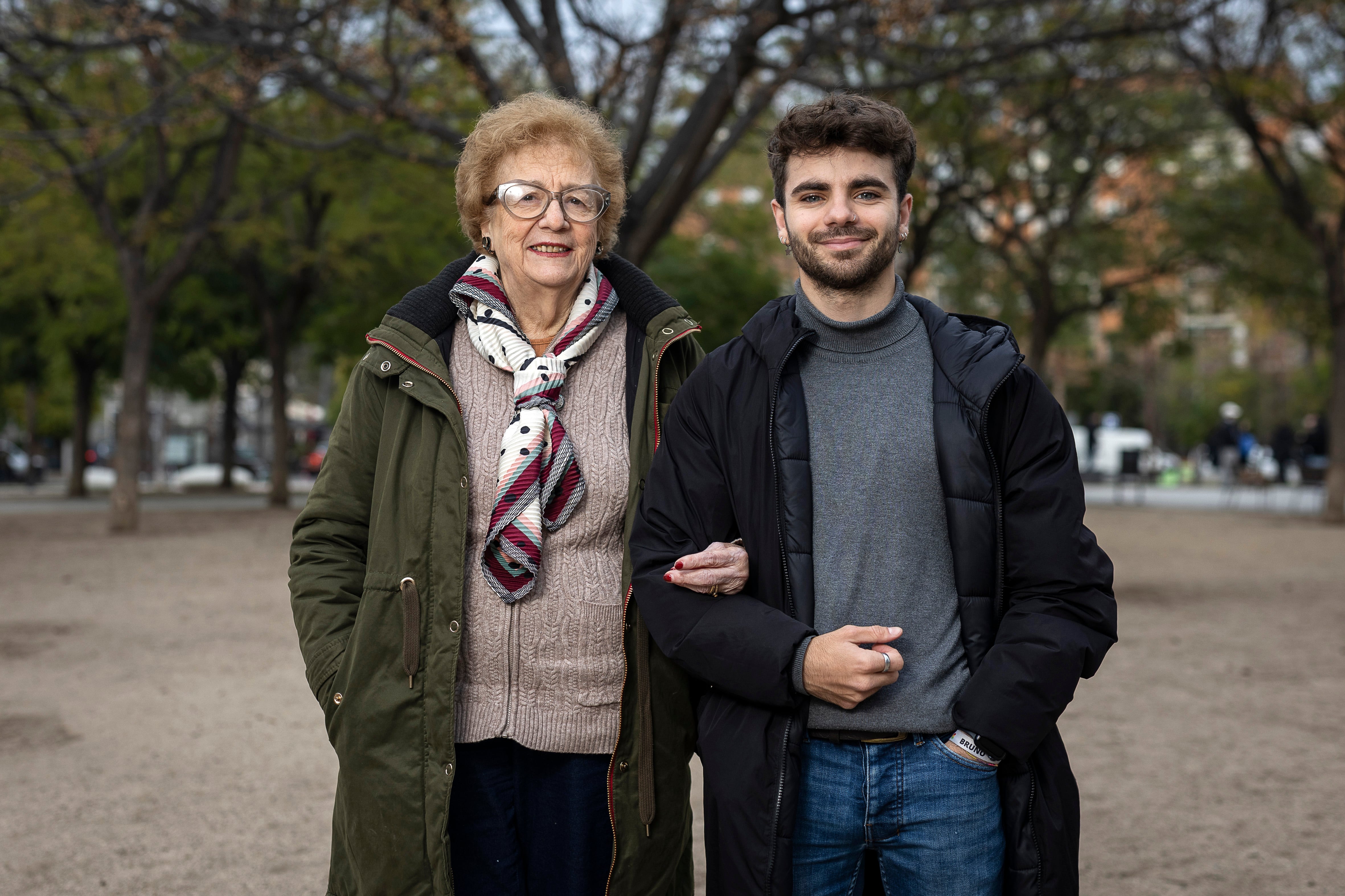 Román Socías, 25 años, junto a su abuela Dolores González González, de 81 años, fotografiados en los jardines de Can Xiringoi, en Barcelona.