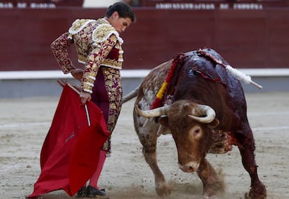 El diestro Ginés Marín en la faena a su primer toro.
