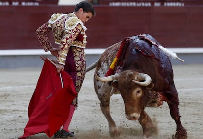 El diestro Gin&eacute;s Mar&iacute;n en la faena a su primer toro. 