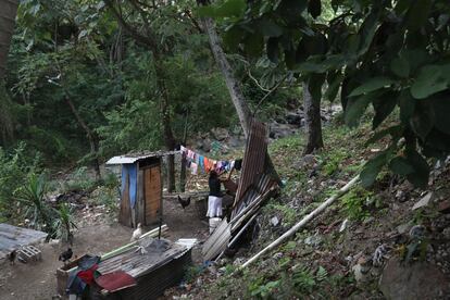 Muchas de las personas que viven en barrios empobrecidos intentan huir de la violencia y la miseria emigrando hacia Estados Unidos.