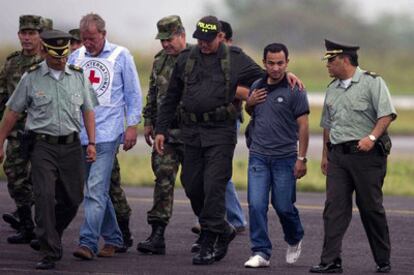 El liberado Carlos Alberto Ocampo llega al aeropuerto tras ser liberado.