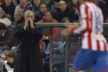 Manzano da órdenes a sus jugadores durante el partido contra el Albacete.