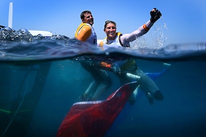 Florian Trittel y Diego Botín celebra la victoria del equipo español en la carrera final de vela, este viernes. 
