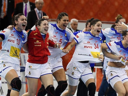 Las jugadoras de la selección española celebran la victoria frente a Noruega.
