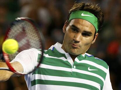 Federer golpea de revés contra Dimitrov.