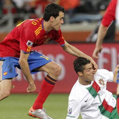 Busquets y Cristiano Ronaldo, en un momento del encuentro.