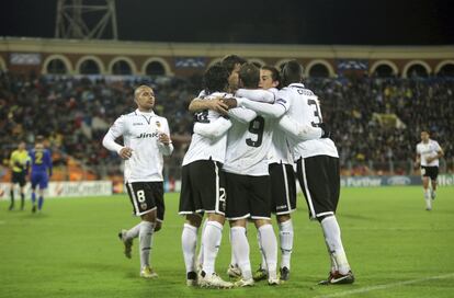 Los jugadores del Valencia celebran el primer gol de Soldado.