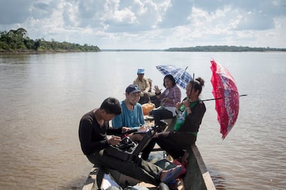 De izquierda a derecha, Percy Vela (radio Ucamara) Raúl Tinoco (WCS) Luis Sánchez (apu de Leoncio Prado) Rita Múñoz (Radio Ucamara) y Marilez Tello (radio Ucamara) surcando el río Marañón entre las comunidades de Atena y San Miguel límites de la primera expedición piloto del proyecto del mapa. 