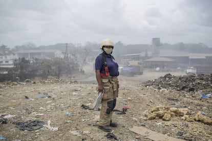 <p>María Abad, de 49 años, posa vistiendo su uniforme de trabajo en el vertedero Duquesa en la ciudad de Santo Domingo. Se trata del basurero más grande a cielo abierto de los 358 que existen en el país. Abad pertenece al cuerpo de bomberos de Mamá Tingó (a 35 kilómetros de Santo Domingo). Al inicio de la pandemia, el vertedero Duquesa sufrió un incendio cuya extinción se prolongó durante varias semanas. </p>
<p>Santo Domingo se convirtió en el epicentro del nuevo coronavirus en República Dominicana, con el mayor número de contagios registrados en el país. A los problemas económicos, de salud y movilidad que provocó la pandemia, se unió la preocupación de los ciudadanos por estar respirando el humo tóxico que salía del vertedero.</p>