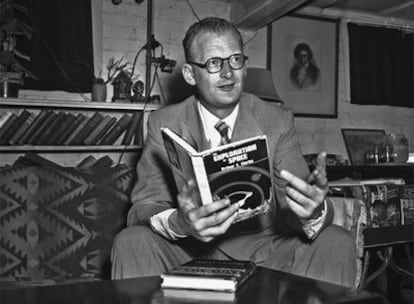 Arthur C. Clarke lee un ejemplar del libro 'Exploración del Espacio', en una foto de 1952
