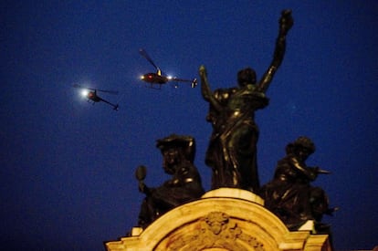 Helicópteros sobrevuelan el Teatro Municipal de São Paulo.