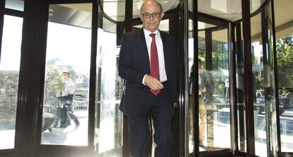 El ministro de Hacienda, Cristóbal Montoro, a su llegada a un acto público en la La Seu de Urgell (Lleida).