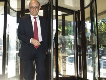 El ministro de Hacienda, Crist&oacute;bal Montoro, a su llegada a un acto p&uacute;blico en la La Seu de Urgell (Lleida).