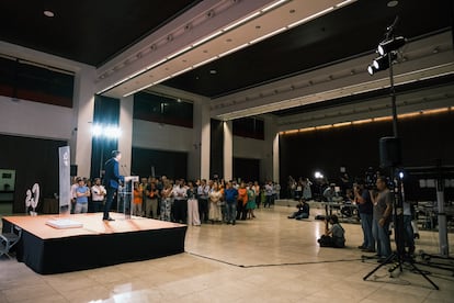 Ambiente en el hotel donde Ciudadanos ha seguido la noche electoral. Es el momento en el que Marín anuncia su dimisión.