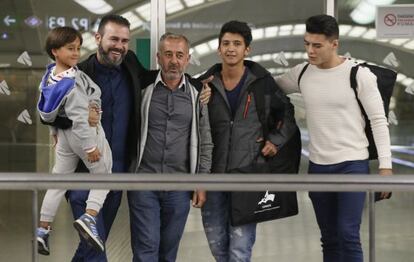 Mohsen, en el centro, con sus hijos Mohamed (2d) y Zaid, en brazos del presidente de la escuela de entrenadores en Getafe, Miguel Galán, anoche en Atocha.