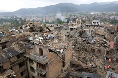 Edifícios derrubados no distrito de Bhaktapur (Nepal), dia 27 de abril de 2015.