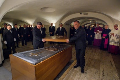 El funeral de Benedicto XVI culminó sobre las 11.40, cuando su féretro fue enterrado en la cripta papal de la basílica. 