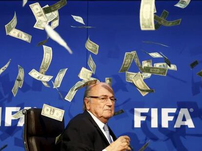 Blatter rodeado de notas falsas.